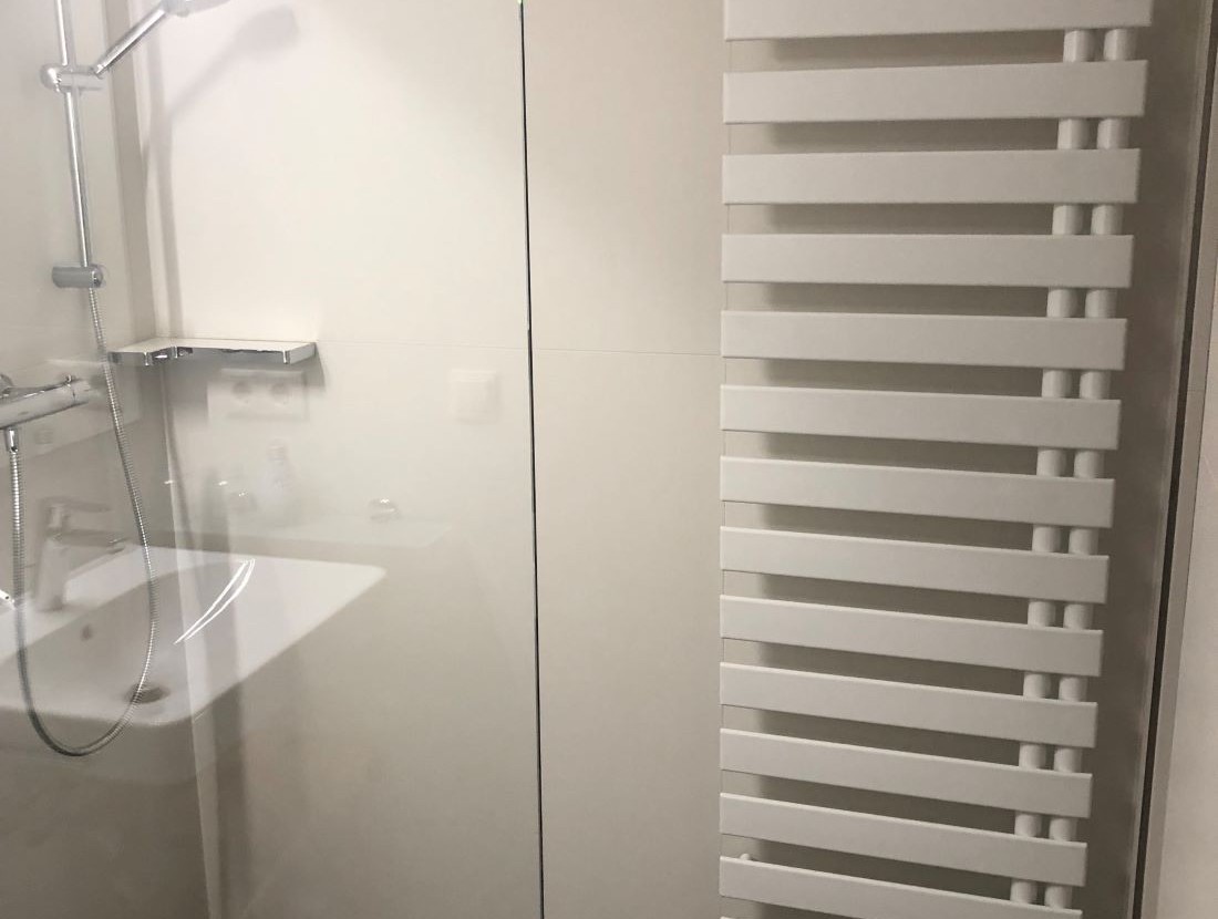Dusche mit Handtuchwärmer im Dachgeschoss