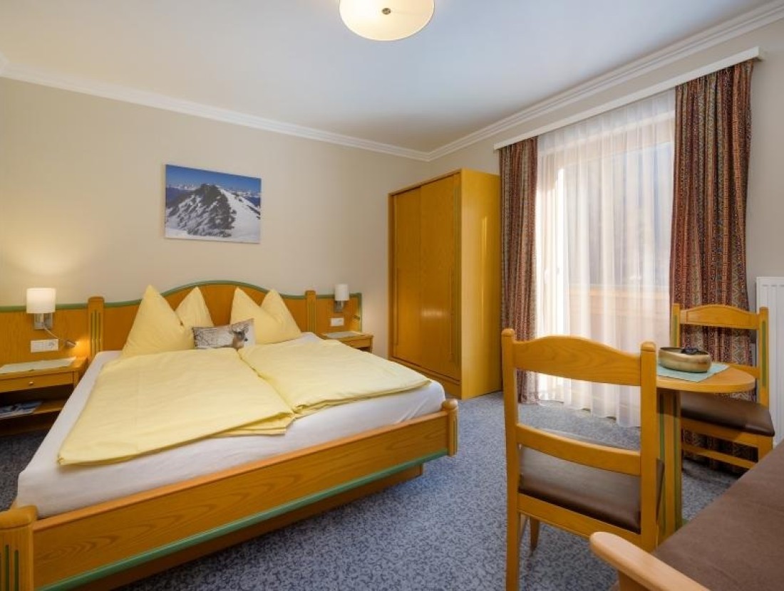 Schlafzimmer mit Doppelbett und Dusche/WC