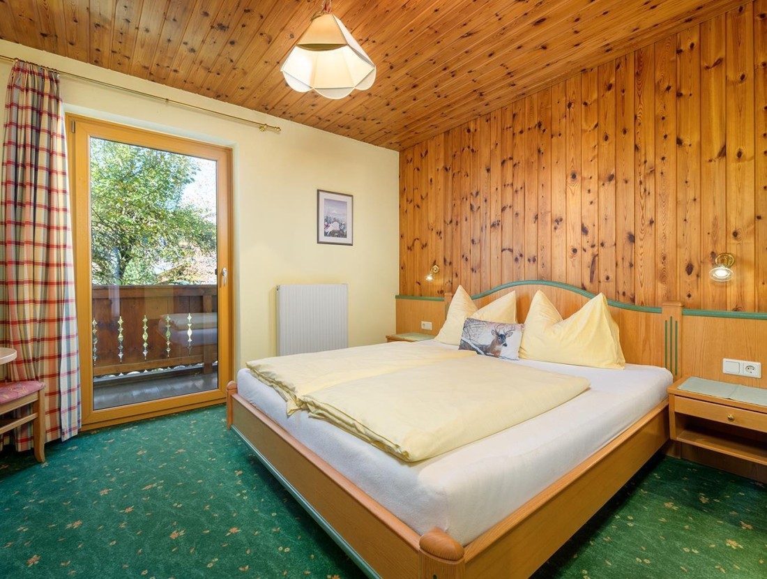 Schlafzimmer mit Doppelbett und Dusche/WC