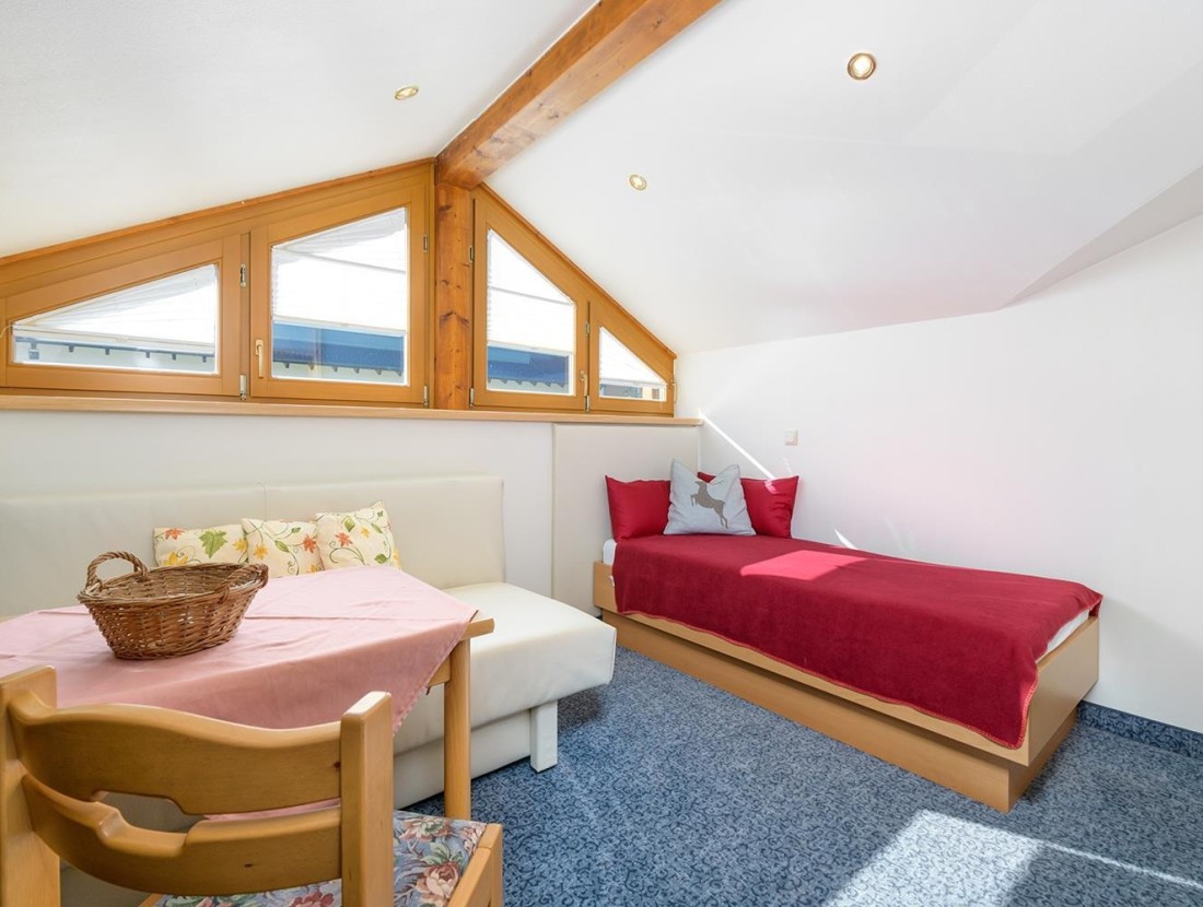 Schlafzimmer mit Doppelbett und Dusche/WC